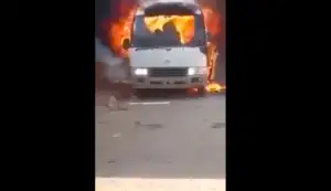 Imagini șocante! Atentat terorist chiar acum. Un autocar plin cu fotbaliști a luat foc