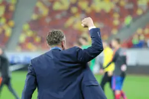 Ce salariu primește Laurenţiu Reghecampf la Universitatea Craiova? Suma este cu mult mai mică față de cele din Golf