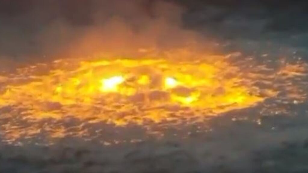 Imagini halucinante în Mexic. Un cerc de foc a izbucnit în ocean (VIDEO)