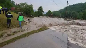 Un ciclon a făcut ravagii în România. Oamenii s-au adăpostit în podul casei