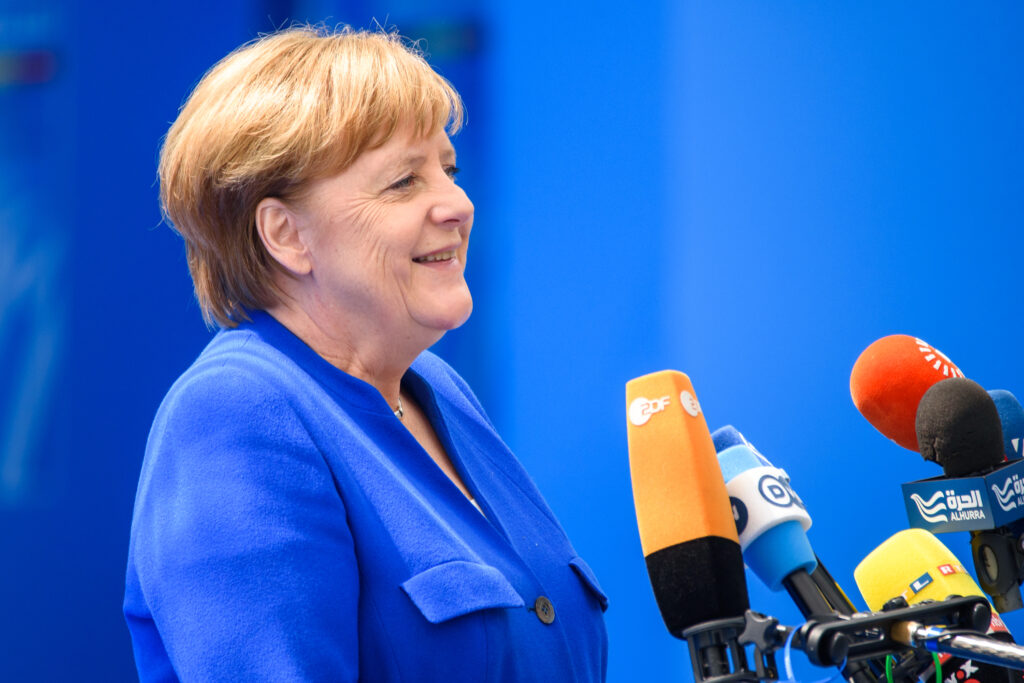 Angela Merkel a fost atacată de papagali! Imaginile sunt spectaculoase! FOTO