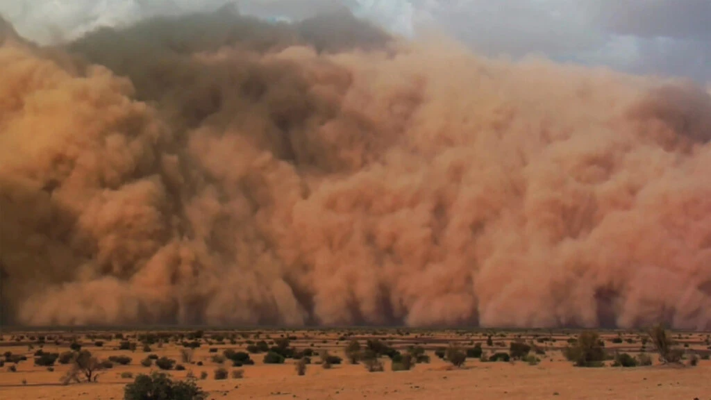 Furtuna de nisip face ravagii! A înghițit un oraș în doar câteva minute (FOTO)