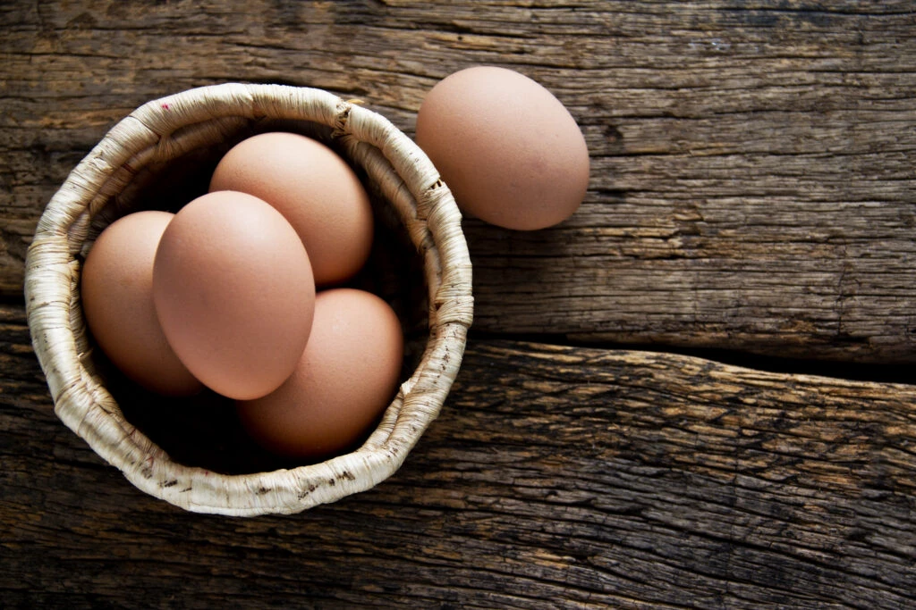 Ouă albe sau maronii? Care sunt cele mai sănătoase și cum ne dăm seama