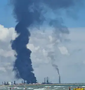 Explozia de la Rafinăria Petromidia a produs un uriaş nor de fum negru. Meteorologii ANM indică direcţia acestuia