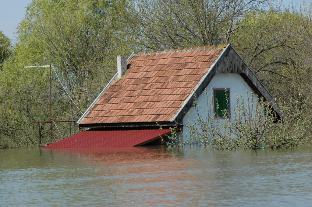 Potop în România. S-a emis cod portocaliu de inundații și de furtuni. Care sunt zonele vizate