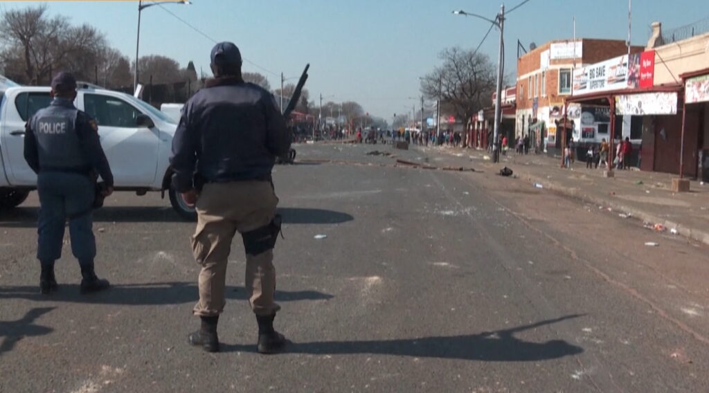 Tensiuni în Africa de Sud! Un război civil riscă să pornească după arestarea fostului președinte