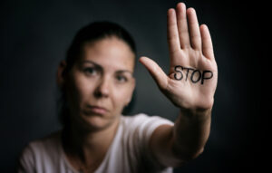 violenţă, victimă, ordin de protecţie, femeie