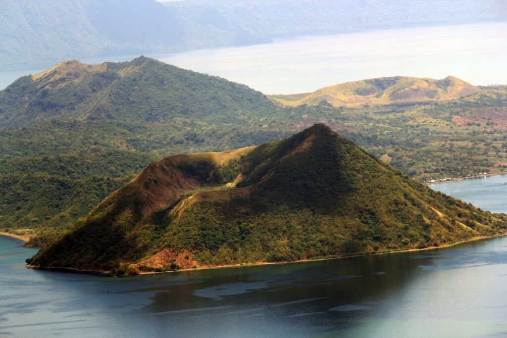 Filipinezii, în pericol din cauza unui vulcan. Aruncă în atmosferă un gaz toxic care ar putea fi periculos