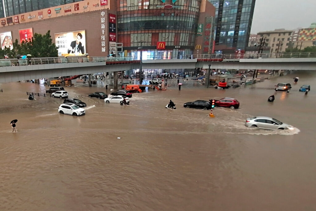FOTO. Inundațiile din China fac ravagii! Peste 300 de oameni și-au pierdut viața