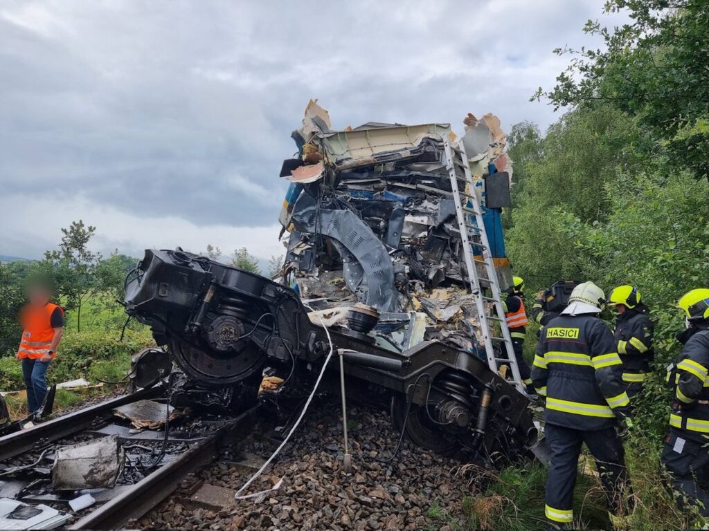 Accident grav în Cehia! Două trenuri s-au ciocnit! Trei oameni au murit