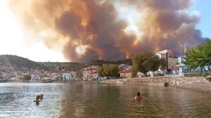 Dezastru în Atena. Un nor de fum a acaparat orașul. Cetățenii, obligați să stea în case