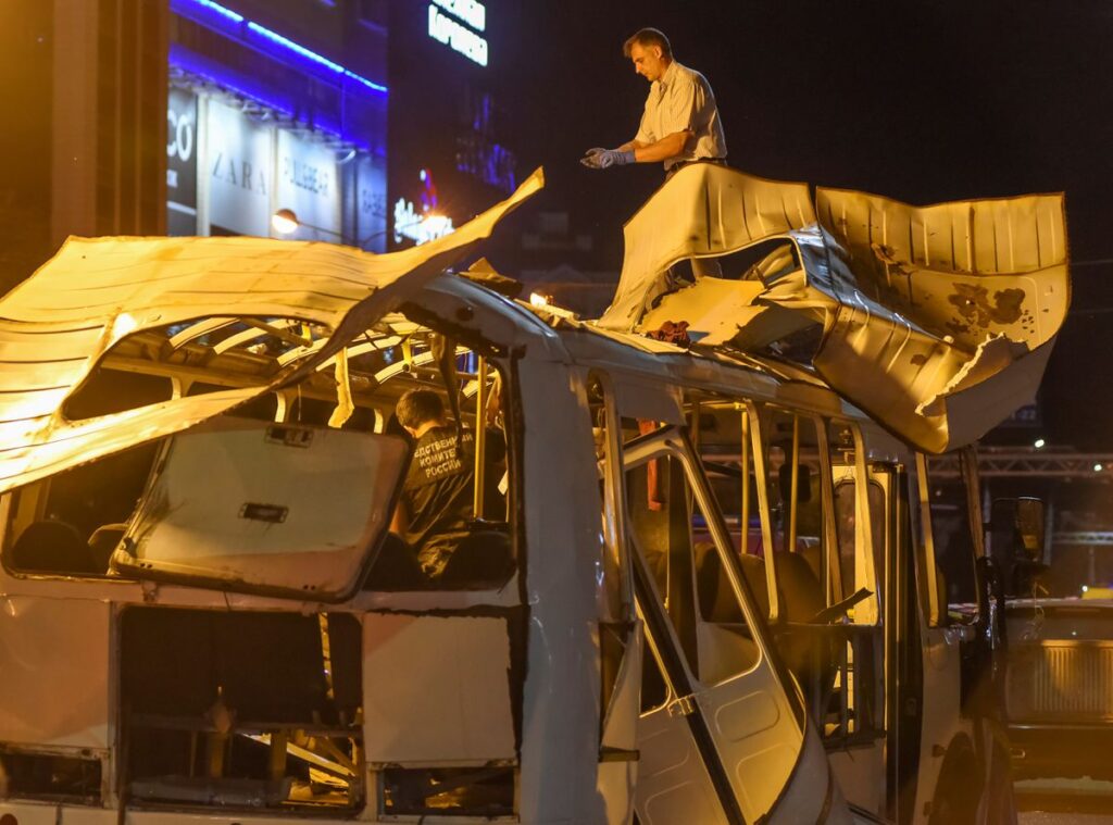 Un autobuz cu 35 de persoane a explodat în stație din senin. Imaginile sunt cutremurătoare VIDEO