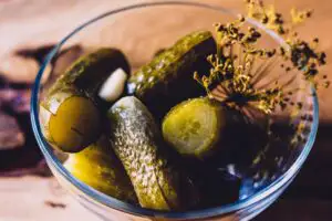 Salată de castraveți murați și ceapă. Rețeta delicioasă care vă va cuceri pe toți