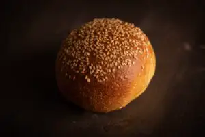 Film de groază! Ce a găsit un tânăr într-o chiflă la restaurant. Era plin de sânge