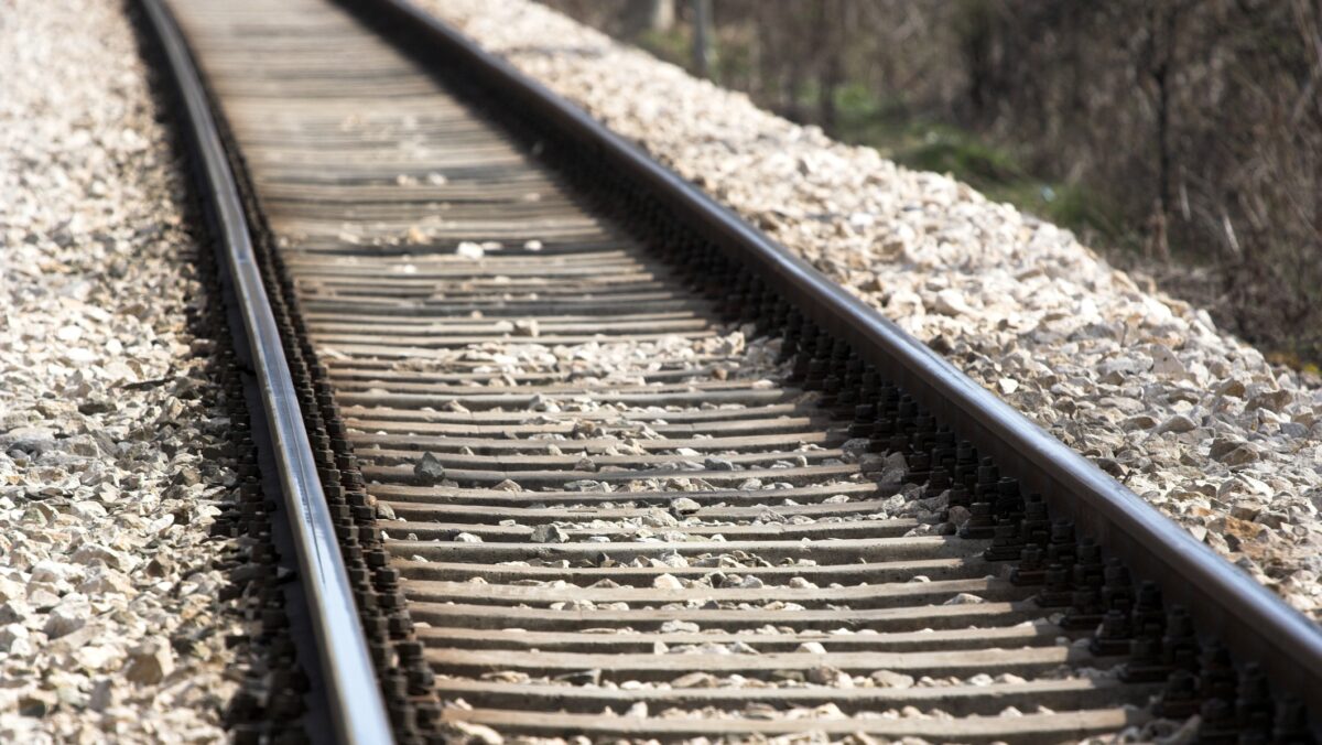 Accident extrem de grav în România! Un tren s-a izbit de un camion. Două persoane au fost rănite