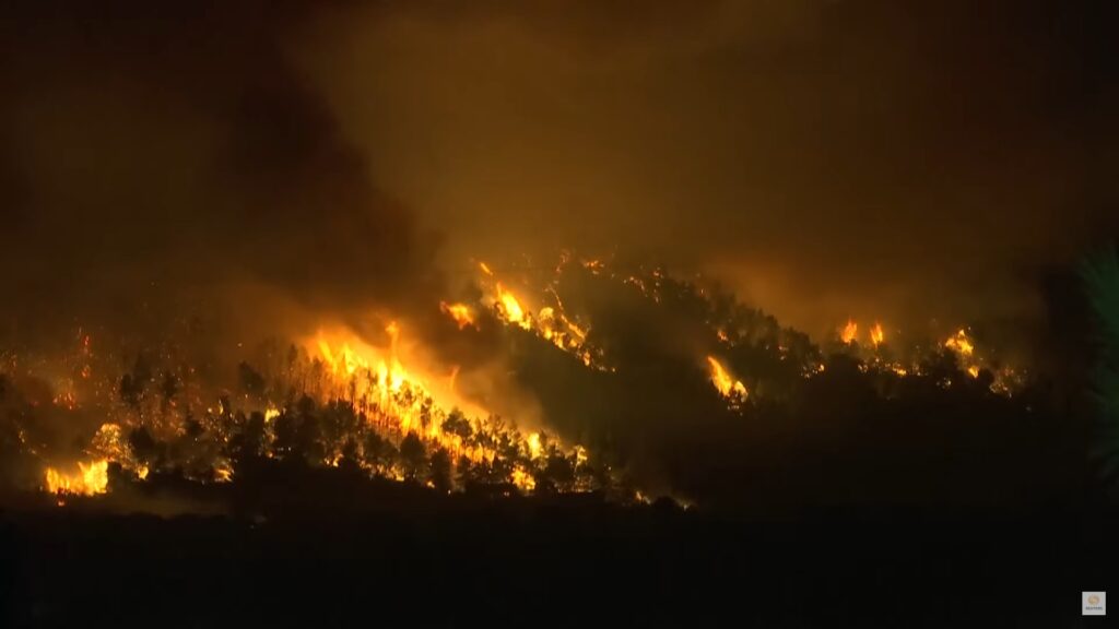 Apocalipsa climatică e reală. Arde pământul! Flăcările se apropie de Atena VIDEO