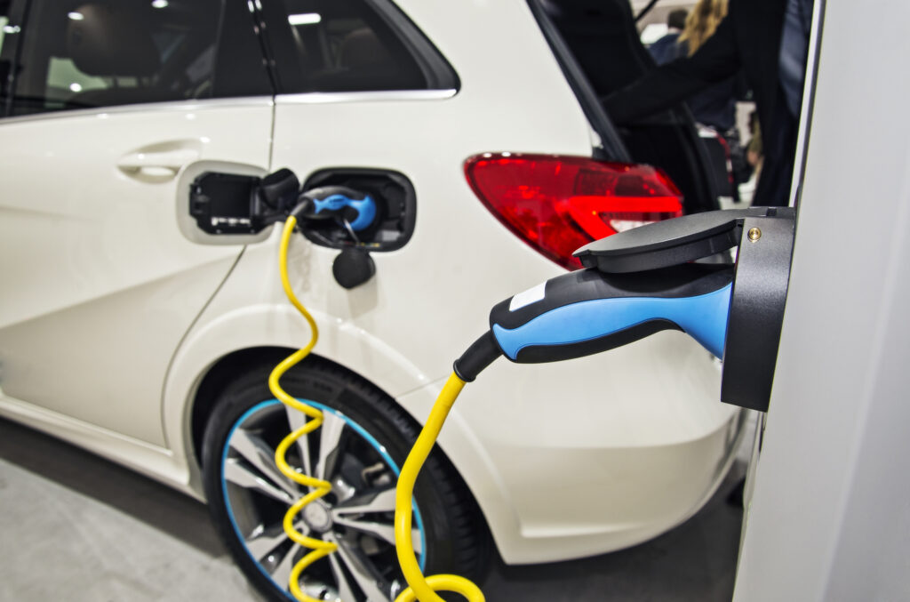 Mașini electrice vs. mașini plug-in hibrid. Care este mai ecologică