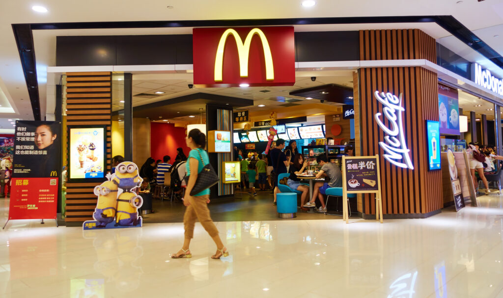 Unul dintre restaurantele McDonald’s a interzis accesul minorilor după ora 17:00