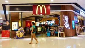 McDonald’s pierde teren în fața clienților atenți la prețuri. Acțiunile au scăzut cu aproape 31% față de maximul din februarie