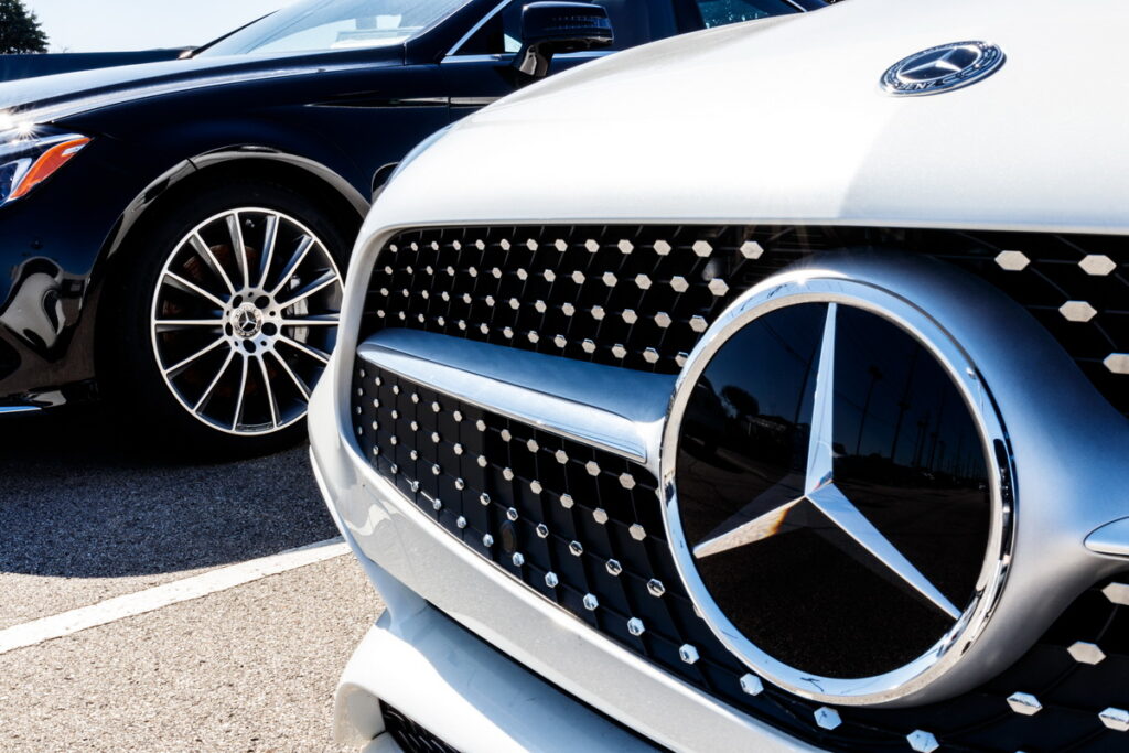 Mercedes intenționează să investească miliarde de dolari în fabricile pentru vehicule electrice