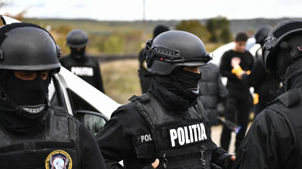 Intervenţie în forţă a mascaţilor! Un criminal, prins în Bucureşti în timp ce era Live pe Facebook