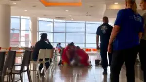 Tragedie în public. A murit în timp ce mânca într-un mall. Totul a fost filmat