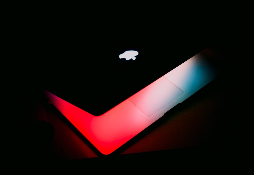 Cele trei motive posibile pentru care Apple a scos mărul iluminat de pe carcasa MacBook-urilor (P)