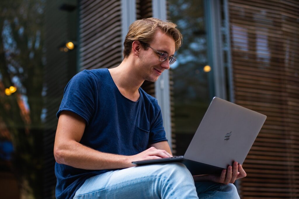 MacBook Pro 13: un laptop perfect pentru cei ce au nevoie de portabilitate și performanță