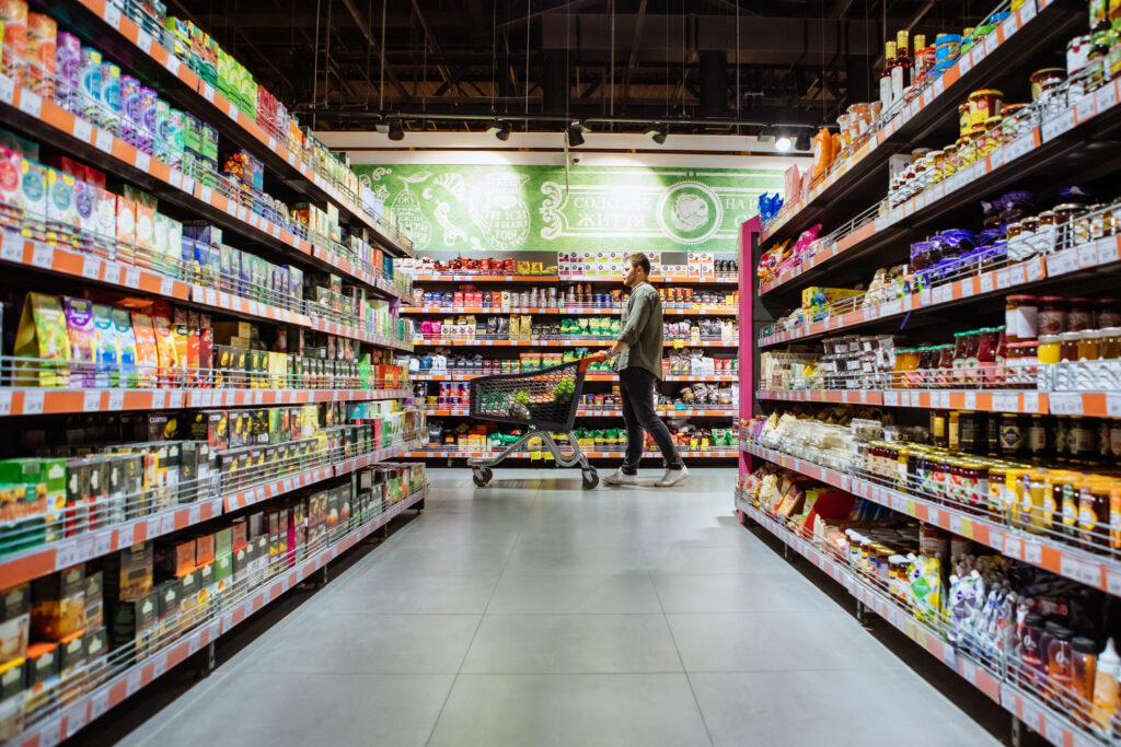 ANPC a amendat trei supermarketuri cunoscute din București! Au fost descoperite produse alterate și mucegai