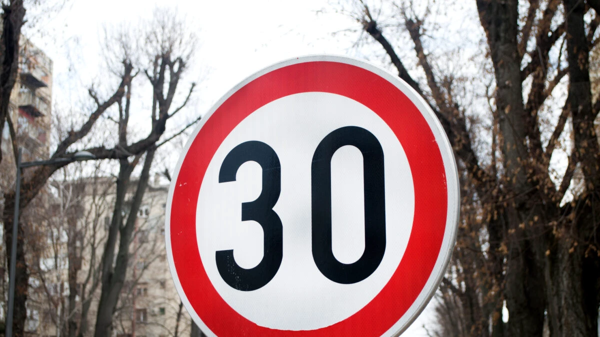 Orașul care a scăzut limita de viteză la 30 km/h. Șoferii sunt nemulțumiți
