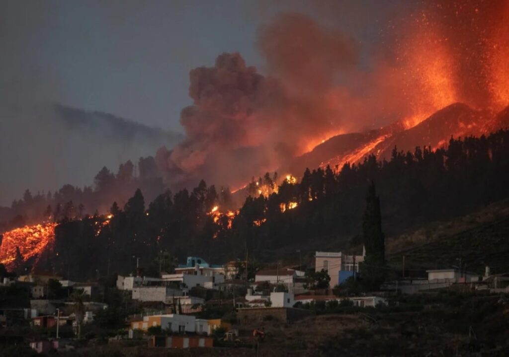 Continuă erupția vulcanului Cumbre Vieja din Canare. Imagini spectaculoase cu lava fierbinte VIDEO