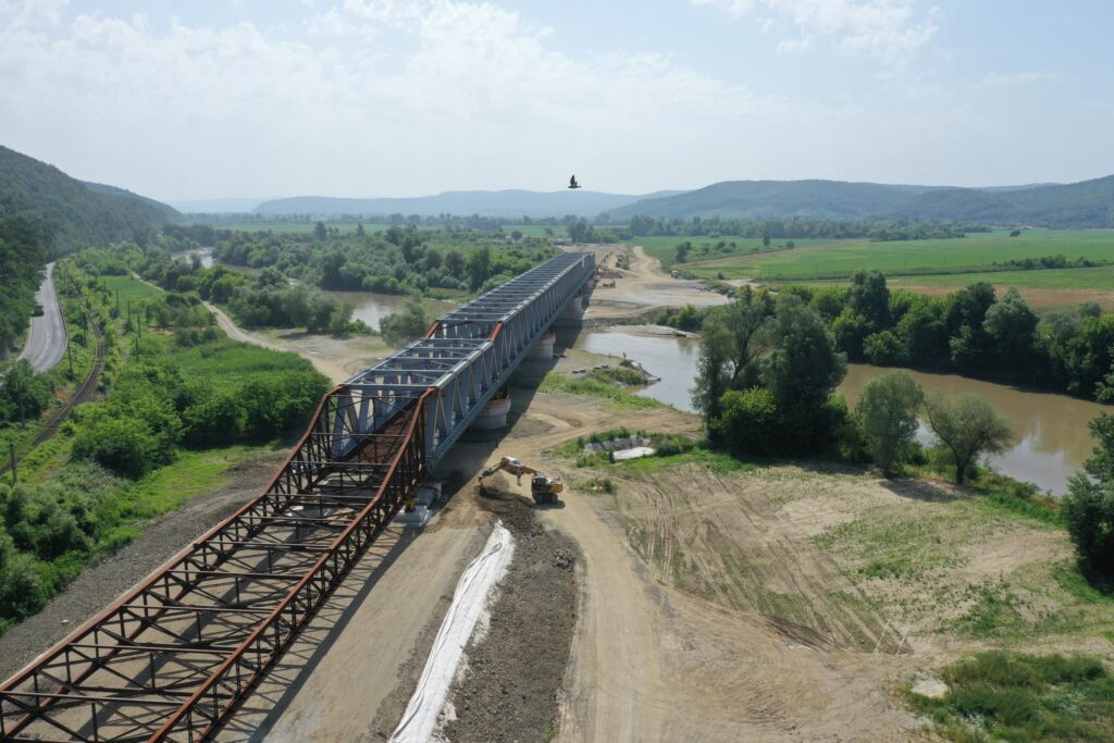 Infrastructură. Patru poduri moderne vor fi arcuite peste râul Mureș