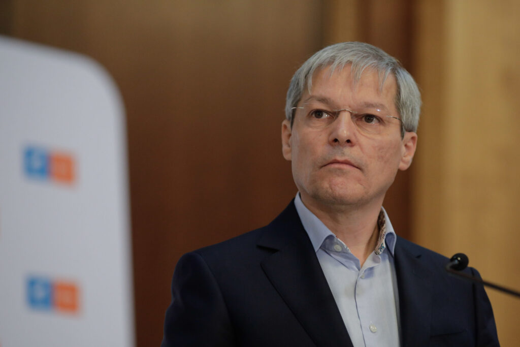 Dacian Cioloș a încălcat legea! A fost surprins chiar de un coleg de partid (FOTO)