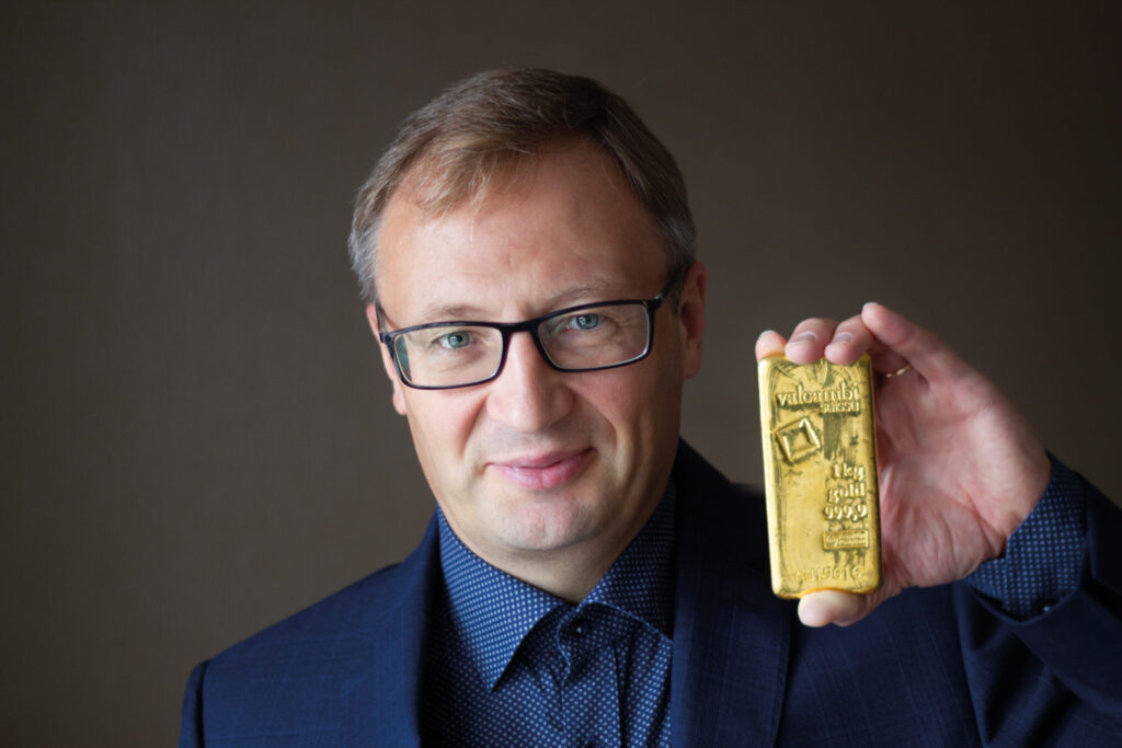 EXCLUSIV. Un fost lider european conduce afaceri în România: „În 2020, am vândut 5 tone de aur”