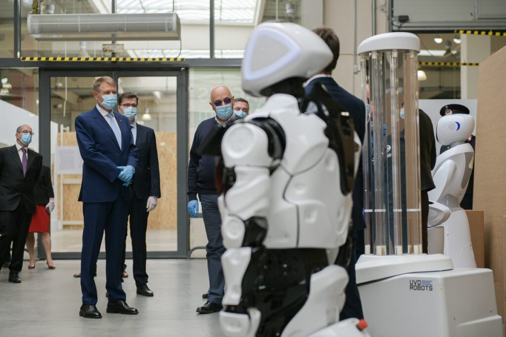 Umilința supremă pentru Klaus Iohannis! „Incredibil, Robotul Defect ne vorbește acum de vaccinare”