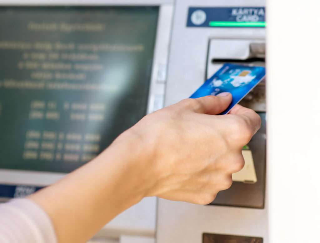 Dispar bancomatele! Sute de ATM-uri se desființează. Mai multe bănci pun lacătul
