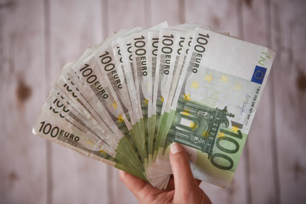 Se dau sute de euro în plus la salarii. Intră în vigoare din ianuarie 2023