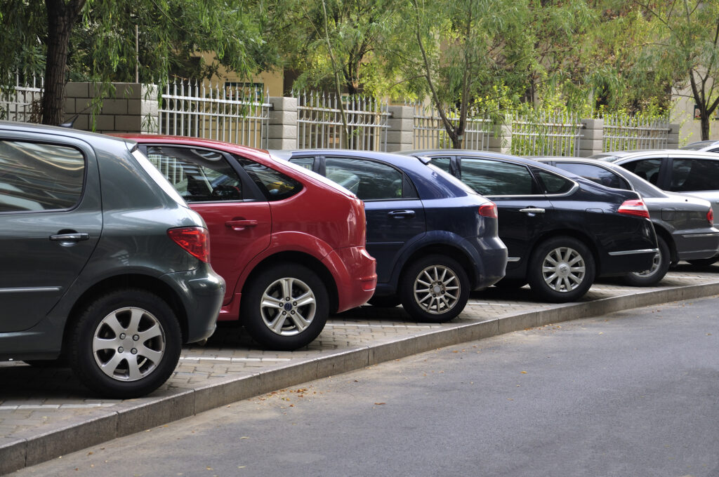 Noul regulament privind parcarea în Capitală. Șoferii riscă penalizări dacă parchează pe trotuare sau pe carosabil