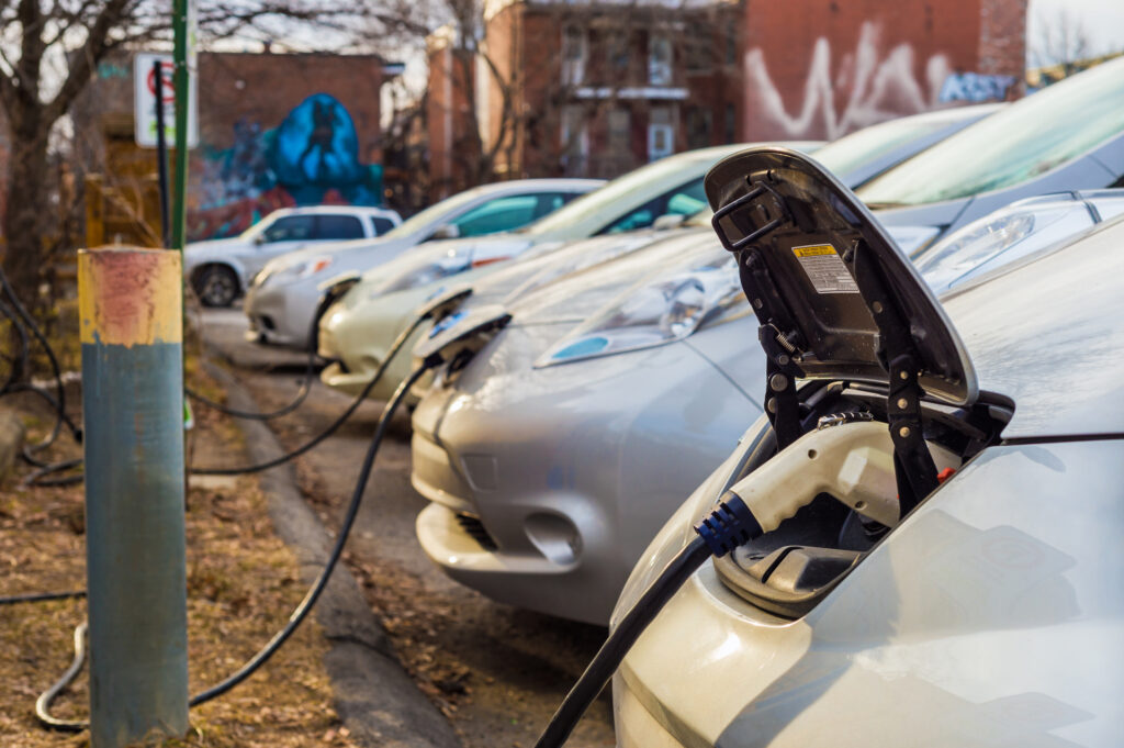 Mașina ta electrică este atât de ecologică pe cât credeai? Unele poluează mai mult decât cele pe benzină
