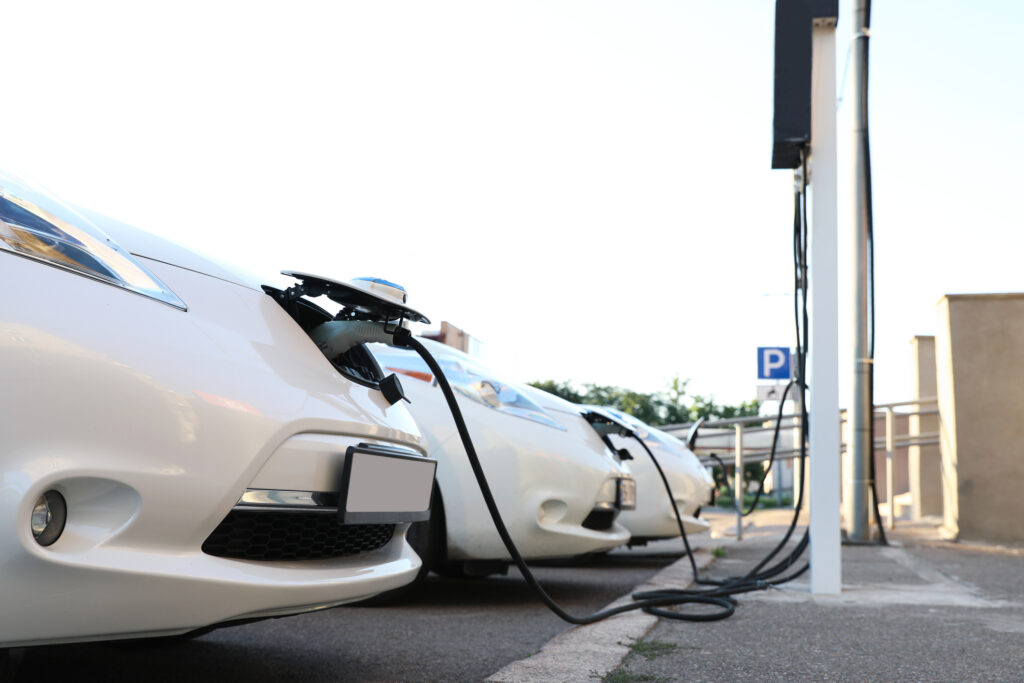 Mașinile devin electrice. Sute de milioane de vehicule vor fi alimentate cu baterii în întreaga lume