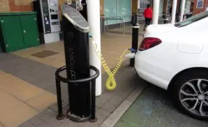 Revoluție pe piața auto. Vor fi stații de încărcare peste tot. Mașinile electrice câștigă teren