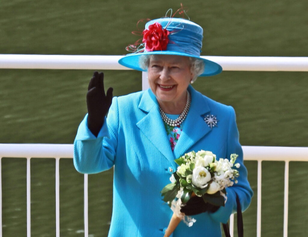 Regina Elisabeta, infectată cu COVID. Alertă națională la Casa Regală! Primele informații oficiale