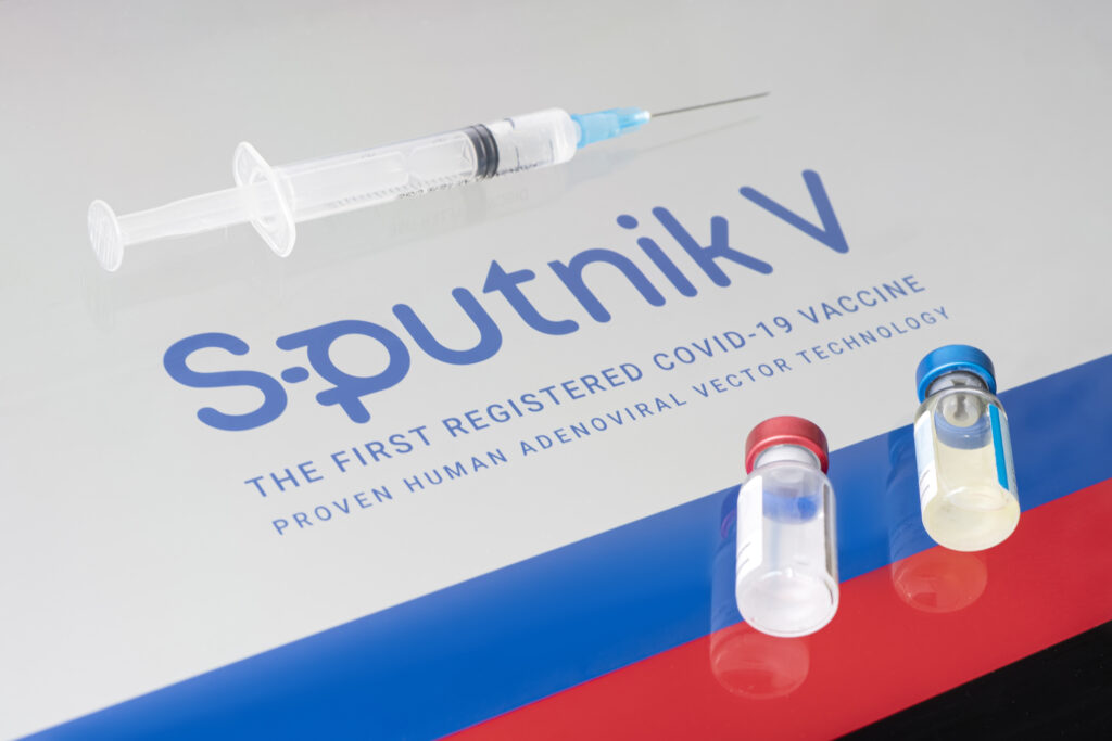 Rusia reacționează dur la acuzațiile de furt ale vaccinului AstraZecenca: Macheta Sputnik V a fost dezvoltată din 2012