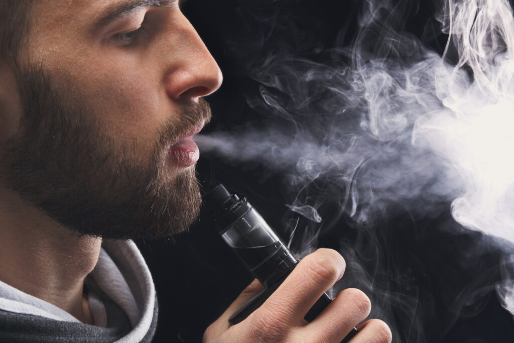 Cât de periculoase sunt țigările electronice? Ce substanțe s-au găsit în lichide și în aerosoli