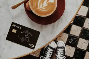 Premieră în România! Revolut lansează cardurile personalizate