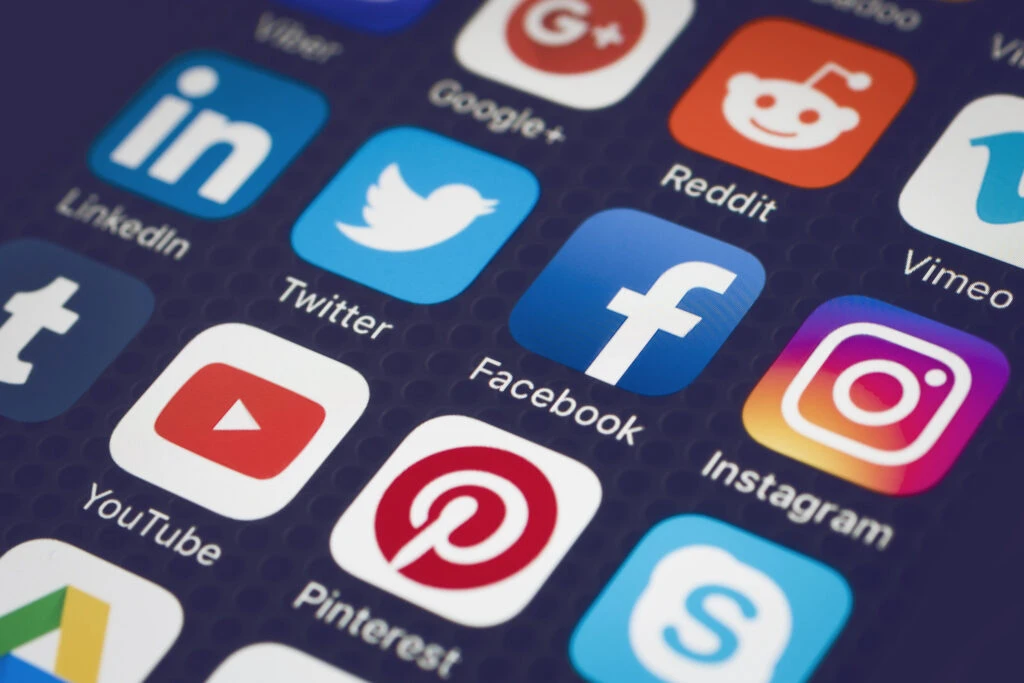 Care sunt capcanele pe care social media le pune vieții profesionale
