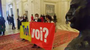 Protest la Parlament! Nemulțumiri pe bandă rulantă: ”Tot voi?”