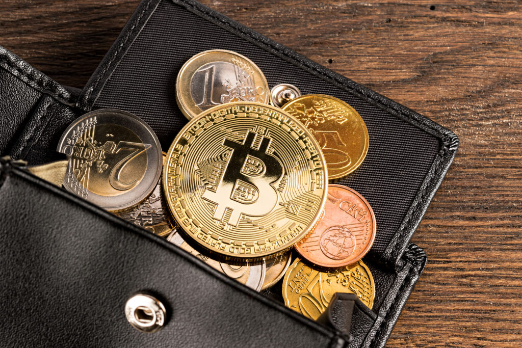 Piața monedelor cripto s-a dat peste cap! Ce fac investitorii după marea scădere a Bitcoin?
