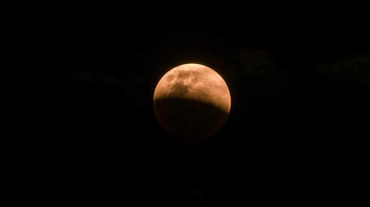 Fenomen astronomic rar. Când vor observa românii o eclipsă parțială de Lună