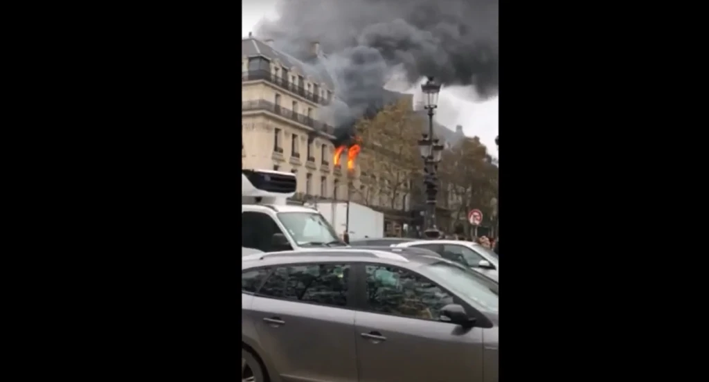Incendiu în Paris. Flăcările au cuprins o clădire importantă VIDEO